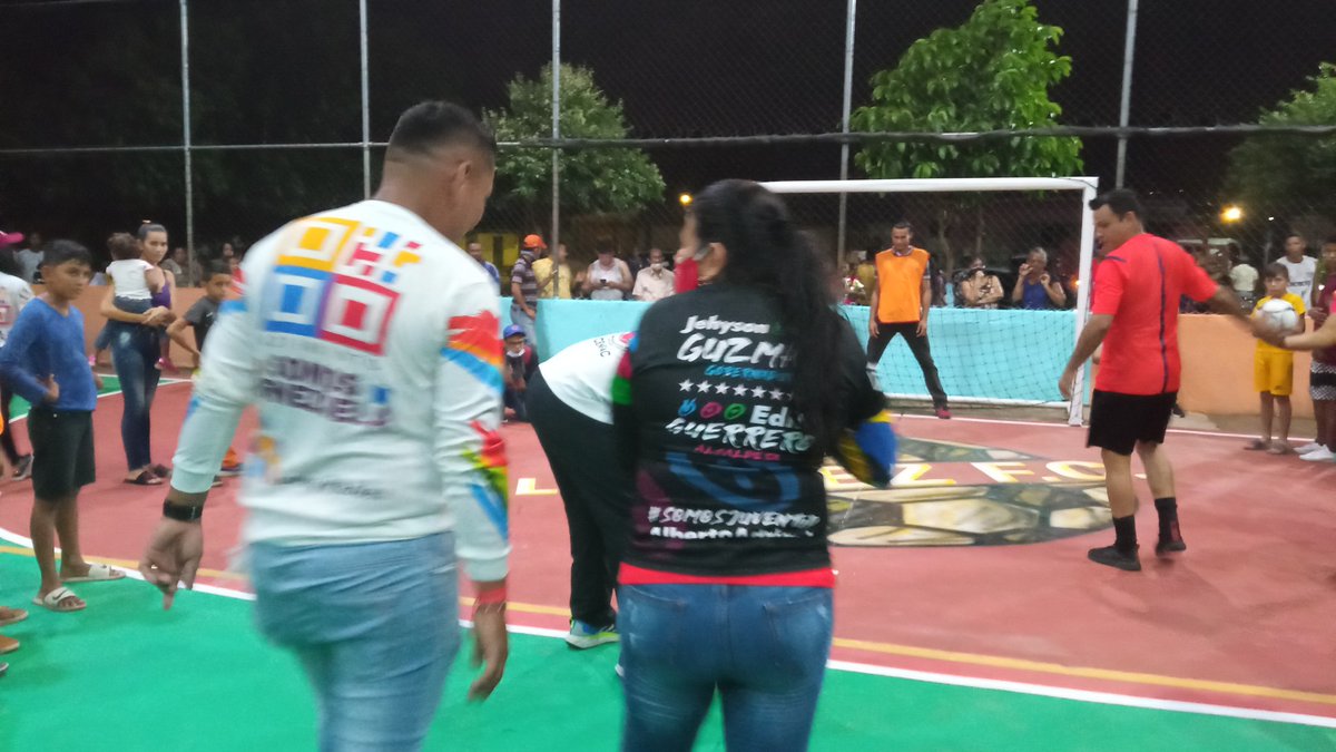 huizavanessa018's tweet photo. Super activos hoy jueves #CierreDeCampana #MeridaTieneConQue #AlbertoAdrianiTieneConQue #ElVigiaTieneConQue @JEHYSONGUZMAN @EDITHGUER @Carlosrosalespz @CORPOMERIDA_ 🥳🇻🇪✌️👏🎉 https://t.co/YJpORJobUe