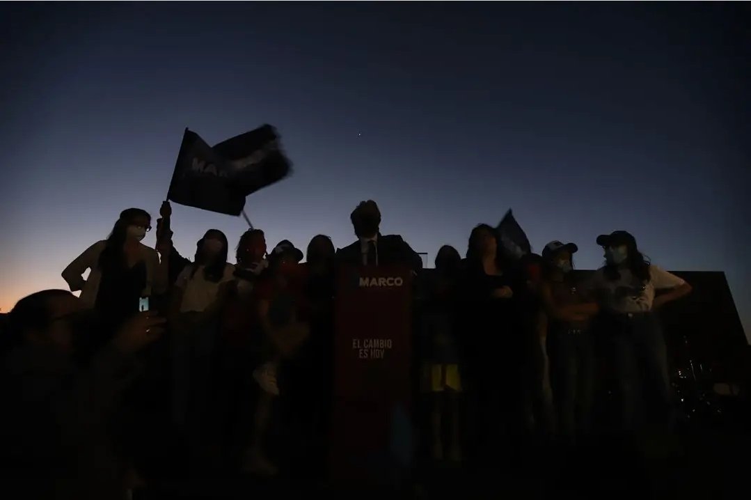 gpeirano's tweet photo. Hoy en el discurso de @marcoporchile se cortó la luz. Todos prendieron las linternas de sus teléfonos para alumbrar. Él siguió hablando con + fuerza que antes. En 1970 durante su discurso en la Fech, a Allende le fallaron los parlantes . También era su cuarta candidatura. Y ganó. https://t.co/cCYwKvODhh
