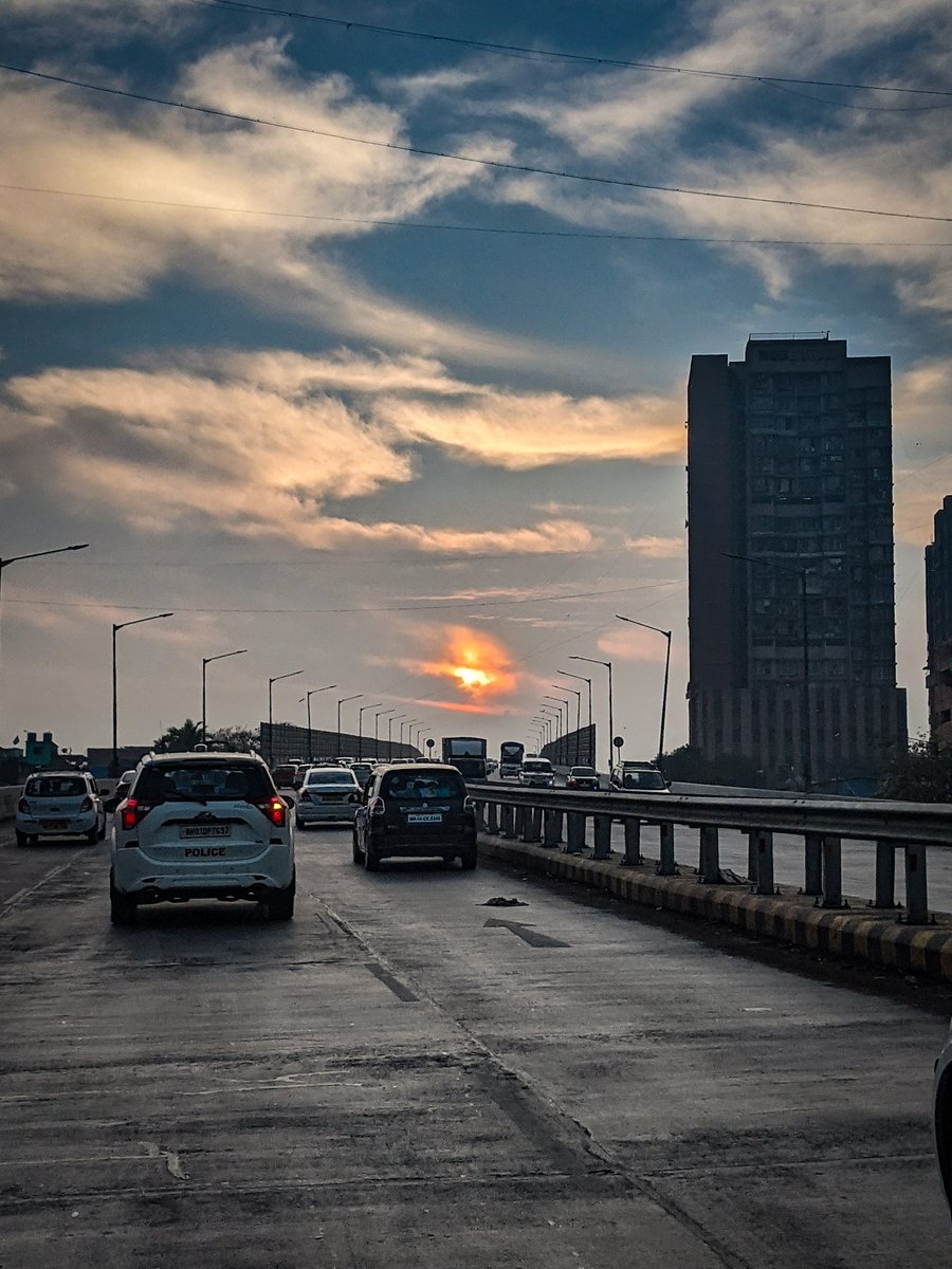 JustManoor's tweet photo. my calm is driving on the roads looking at the rise of the life & setting with hope 💚
#goodmorningworld
#mycalm #calm #driving #drive #road #rise #riseoflife #life #setting #settingwithhope #hope #sunrise #sunset #Mumbai #Pune https://t.co/LPipaba0e3