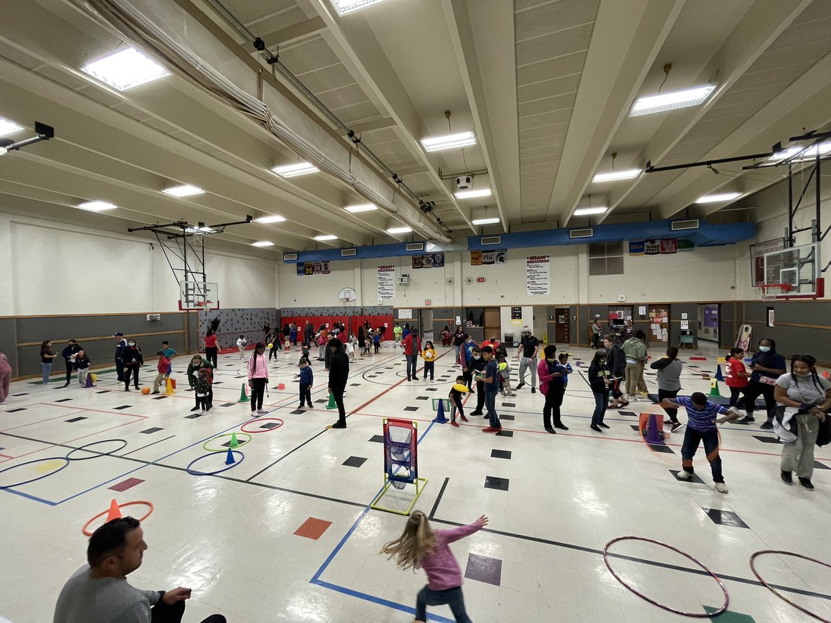 SkeeterPride's tweet photo. Love seeing our students-athletes give back to our community especially our feeder school! #SkeeterNation #SkeeterPride @ShawBulldogs @AbramJoseph5 @Lady_Skeeters @DemarcusHarri01 @mesquiteisdtx @SkeeterSpeed https://t.co/3bTAajITtI
