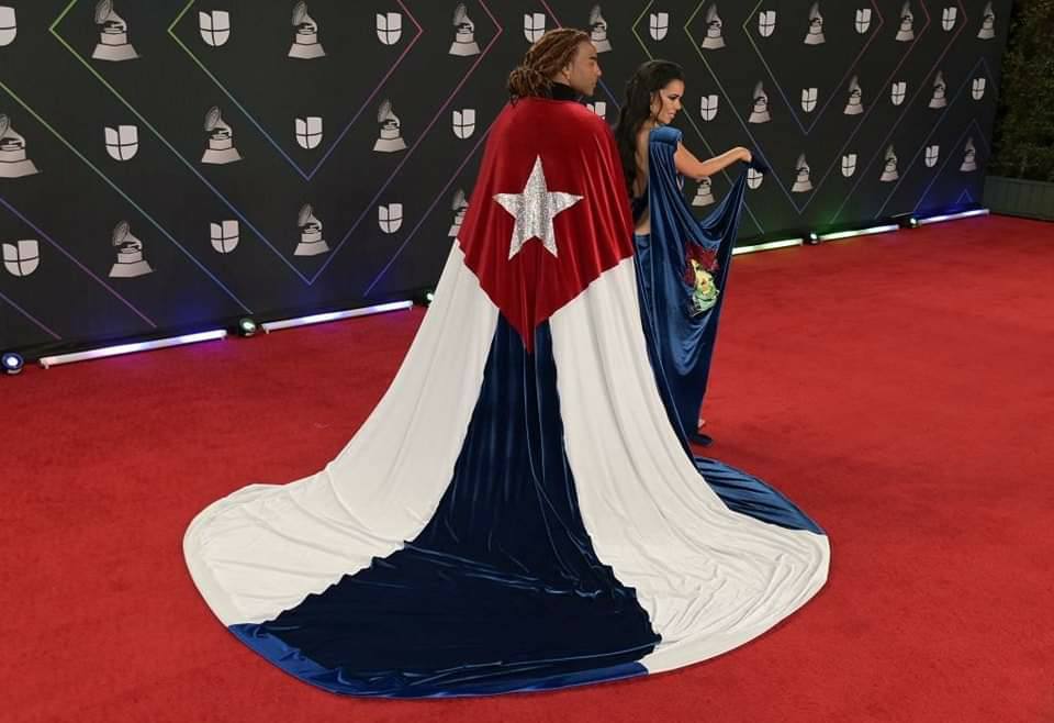 ¿Se acuerdan de la #MetGala2021? Pues <a href="/Yotuel007/">𝖄𝖔𝖙𝖚𝖊𝖑</a> acaba de superar con creces al más ridículo de aquellos atuendos... 🙄 Respeta la bandera, bobotrón.