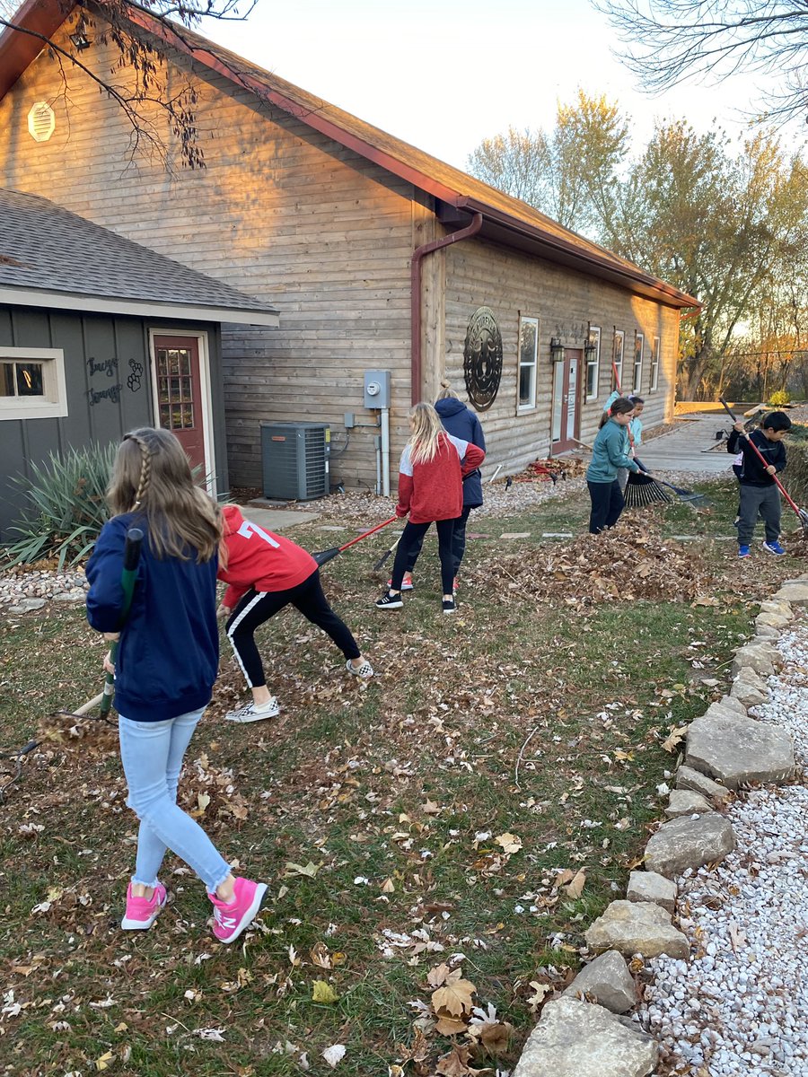 KCFusion12GGold's tweet photo. We spent our night at Imagine Furever Ranch tonight volunteering instead of soccer practice! Grounds work &amp; loving on sweet pups makes for a good evening 😍💪🏻🐶 #fusionfamily @kcfusionsc https://t.co/VCj7viN92n