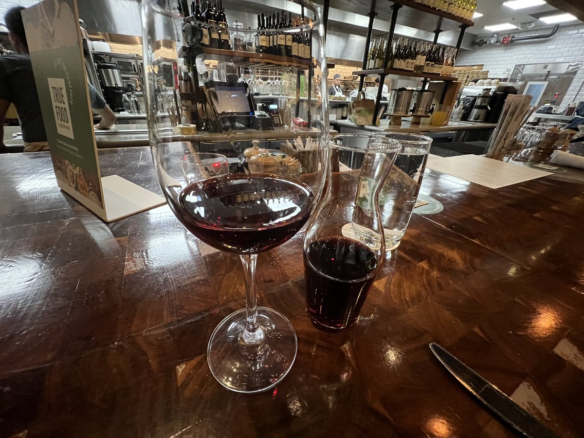 RonRuggless's tweet photo. The only way to order wine — with a reservoir!
#WasntBornYesterday
@TrueFoodKitch https://t.co/NT2VJ7AazJ