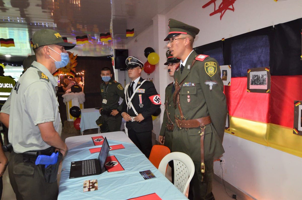 JohaFuentes's tweet photo. ¡No puedo creer esto! La @PoliciaColombia celebra un intercambio cultural con Alemania portando símbolos nazis. Hay hasta un ¡Hitler! https://t.co/gUUBtZ8Xsf