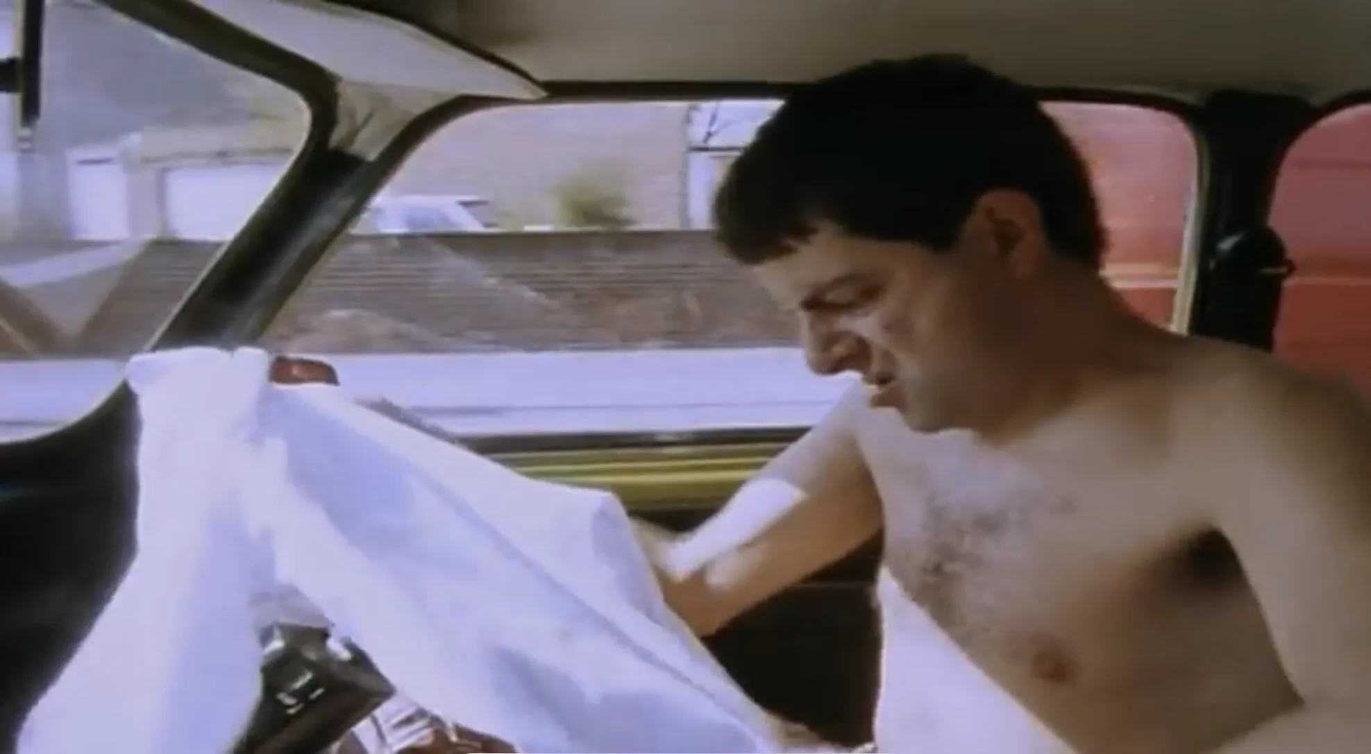 @ARuFa_FARu そういえばMr.ビーンが車の中で運転しながら着替えしたり歯磨きしたりしてましたね( ⸝⸝⸝ᵒ̴̶̷ωᵒ̴̶̷⸝⸝⸝) 