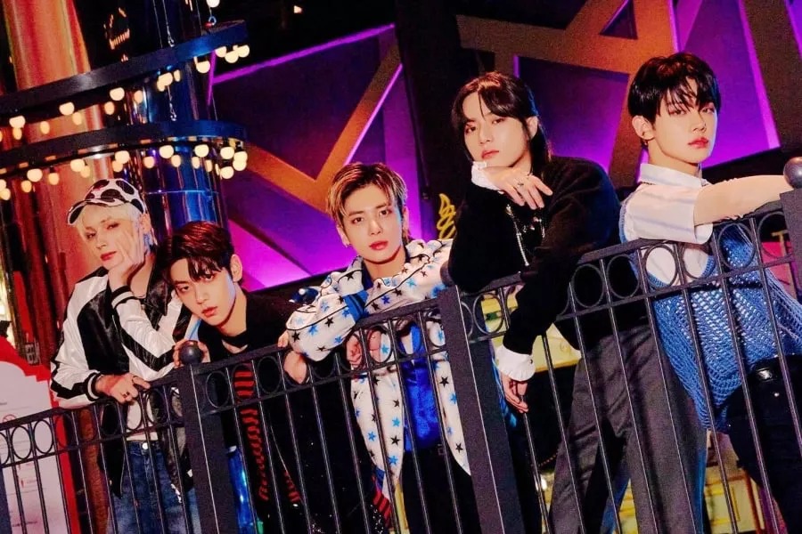 SoompiSpanish's tweet photo. #TXT se convierte en el segundo artista extranjero en la historia en encabezar la lista semanal de álbumes de #Oricon con 5 álbumes consecutivos https://t.co/8wybgVkWKq https://t.co/BvAi7fxFqc