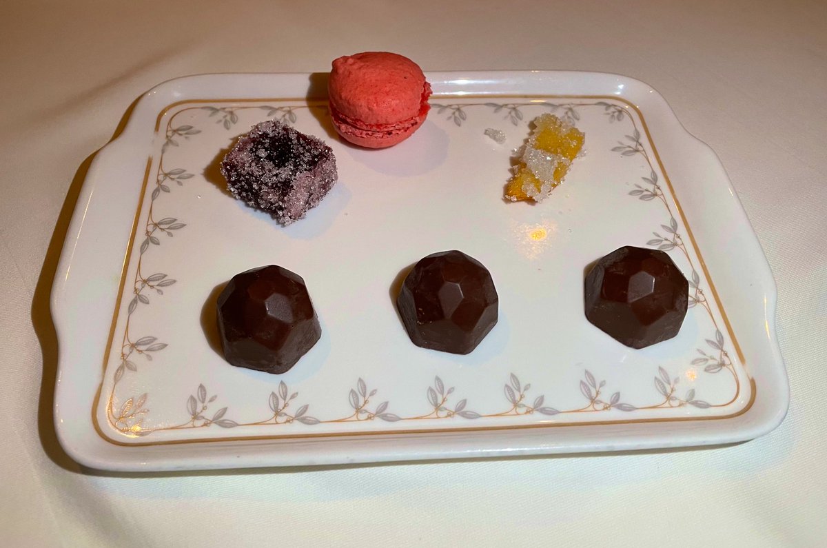 SashaEats's tweet photo. Dessert time 😍

#WonderReturns #CelebrityEquinox #travel #SashaSails #CruiseCelebrity #TravelAgain #CelebrityCruises #yum #SashaInTheABCs #SashaEats #food #CulinaryGlobetrotter #Murano https://t.co/pB9WcsLX51