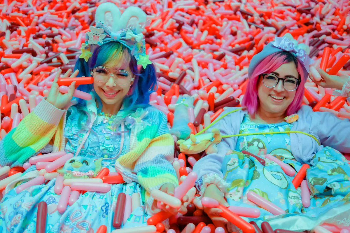 Kammiepompom's tweet photo. https://t.co/D4CZxedPxi
Ommmmmmg we went to the @MUSOFICECREAM
π #museumoficecream π€ #moic π #sprinklepool π€ #sprinkles π#museumoficecreamaustin π€ #lolitafashion π #angelicpretty π#pinksprinkles π€ #fancysprinkles π https://t.co/PEWts9W83x