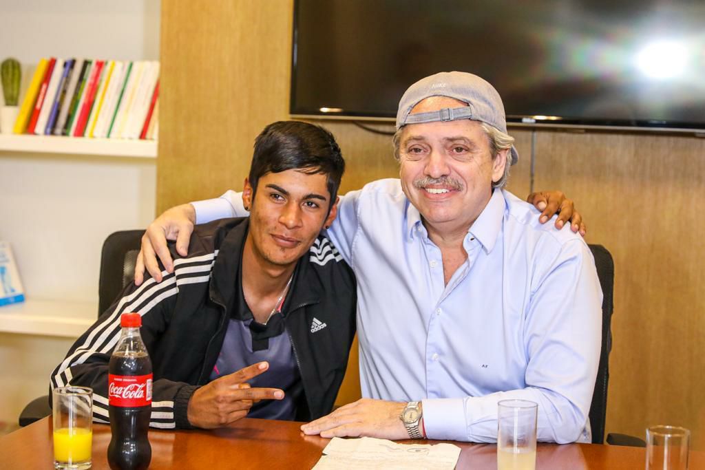 Lamentablemente, con esto no alcanzó Alberto...
Ellos odian...odian al otro, al pobre, al oscuro, al que no es o vive como ellos.
Ese odio racial mató a Lucas