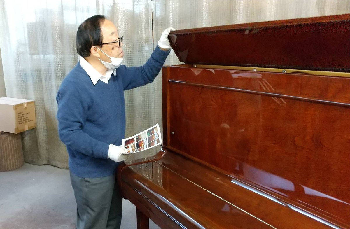 tpknomori's tweet photo. 昨日は修理の終わった��アノの検品を行いました。１台は1947年製、74年前のピアノで生地塗装のオーバーホール。化粧板張替えとか手間取りました。もう1台は石段の上から転がったピアノ。これも欠損部分を木工修理し、全体を再塗装しました。壊れたピアノを元に戻すことは大変楽しい仕事です。＃ピアノ https://t.co/piMoeJEPSe