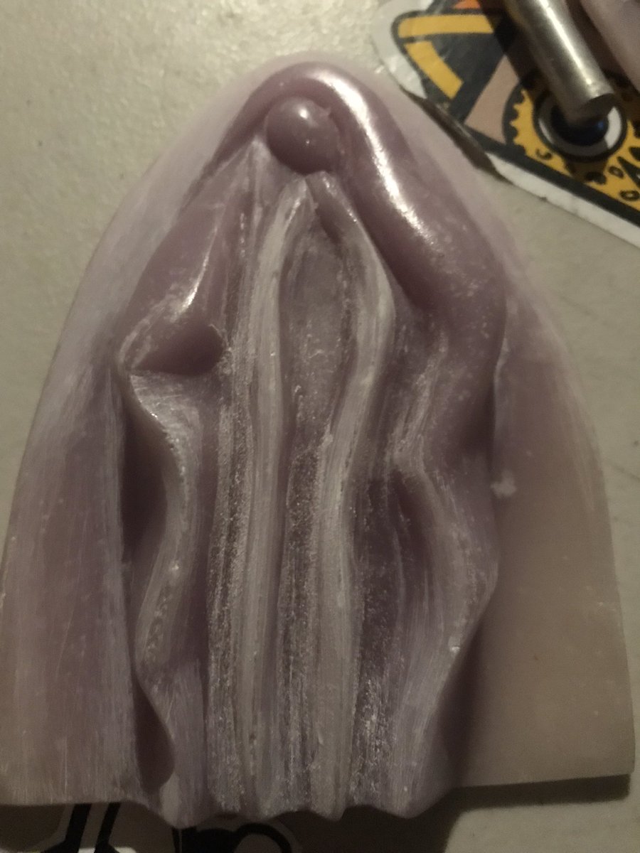 drama_queers's tweet photo. Todxs han notado que la Virgen tiene una vulva detrás?
Profanación como elemento de creación. 

#vulva #Virgen #virgendeguadalupe 

Sin el sincretismo no se sobrevive.
El que oculta gana. 
Soundtrack para quien aún puede ver o gusta de orgías simbólicas: https://t.co/Ryd1keYexw https://t.co/ATO2iPiOAn