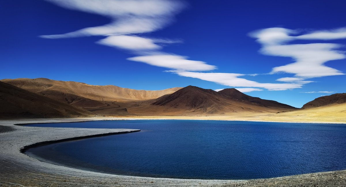 XinhuaTravel's tweet photo. Picturesque winter scenery of Yamzbog Yumco in Tibet, SW China https://t.co/H5j6LvLMQv
