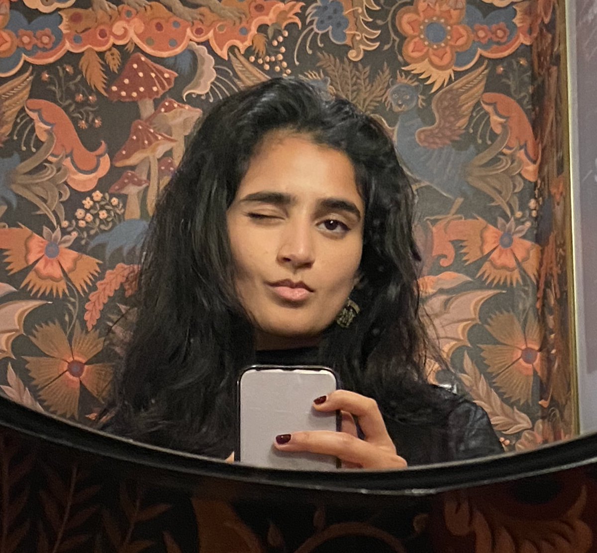 orangejumper2's tweet photo. #NewProfilePic phone upside down cuz i am a drunk photographer https://t.co/jmAl9YVCYh