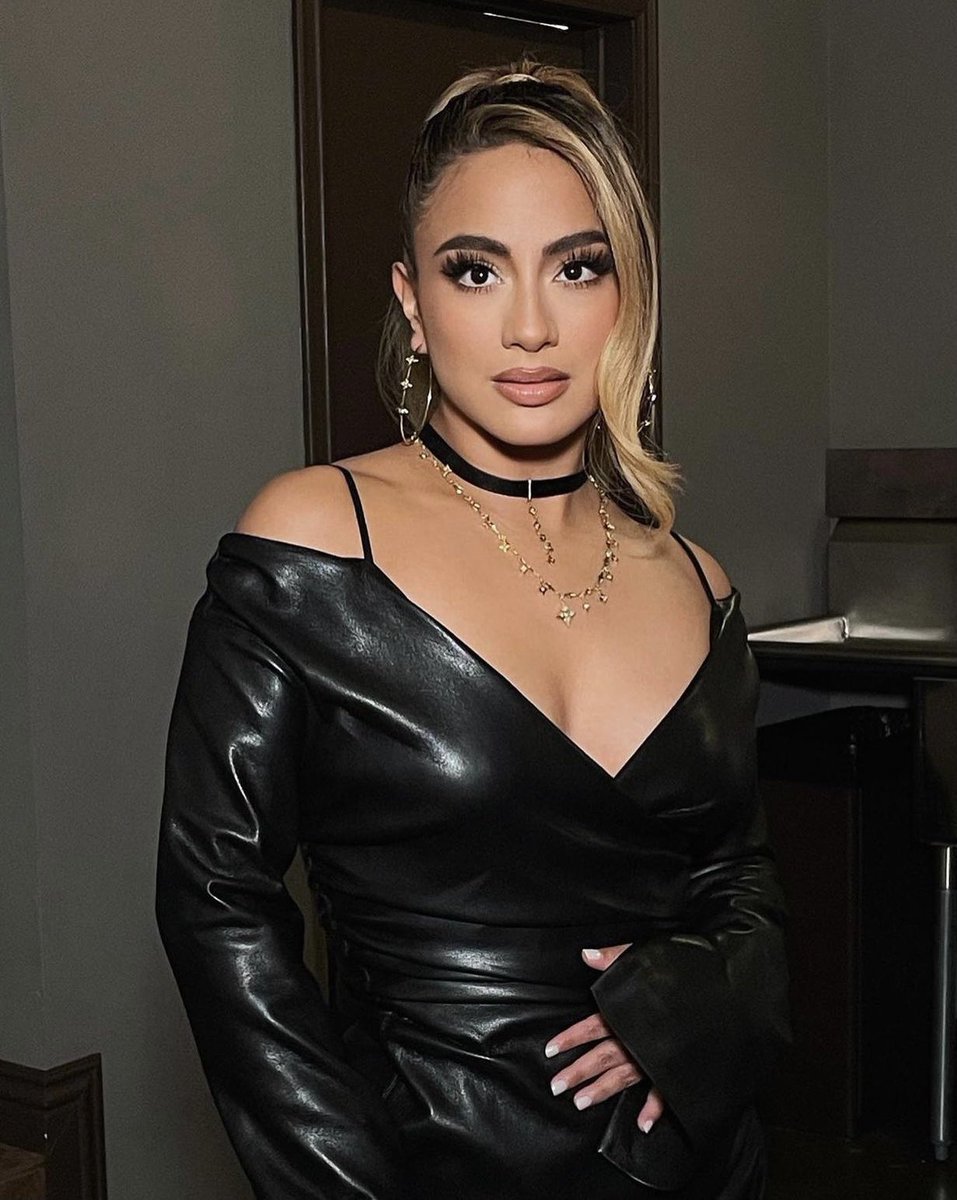 AllyBrooke's tweet photo. This has to be one of my FAVORITE. LOOKS. EVER 👏🏽🖤 Type a 🖤 if you agree https://t.co/UGio6W0p9Q