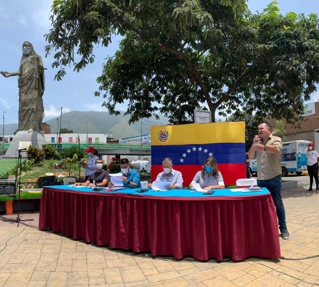 En la consulta pública de la Ley del Derecho a la Ciudad en el Municipio Sucre, tuve la oportunidad de ver de primera mano el trabajo d <a href="/JoseVRangelA/">José Vicente Rangel A</a> en materia de espacio público

A pesar de las adversidades pudo recuperar la Redoma de Petare del desastre en que la habían dejado