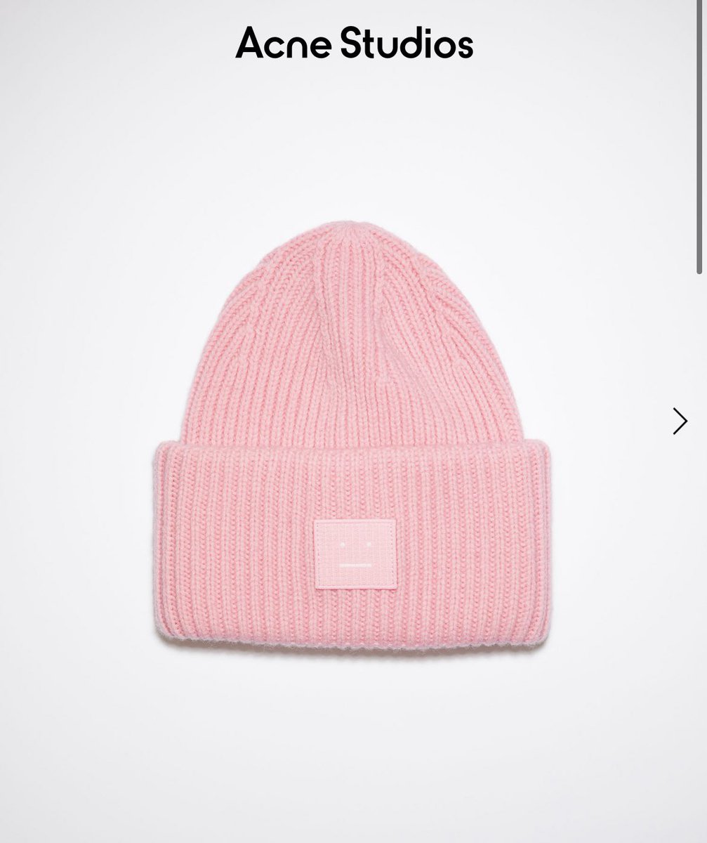 chopstickのマユカの衣装は、『Acne Studios』のニット帽をアレンジ