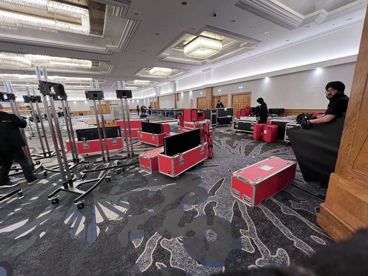 AmarjitMarva's tweet photo. It’s slowly taking shape, a team effort from one to the other. #P2AV #Purplesquareaudiovisual #PurplesquareAV #events https://t.co/fM2yATY3wg