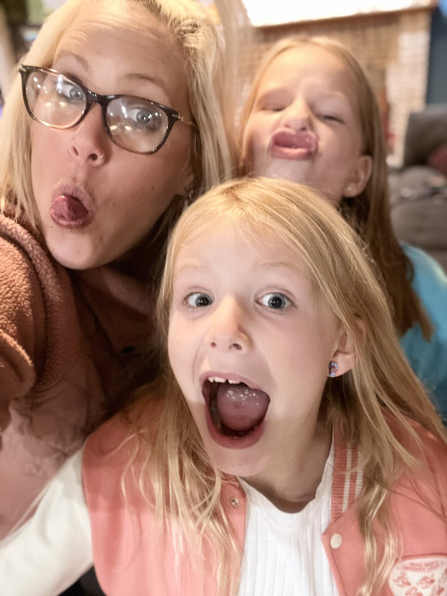 JGSmuksta's tweet photo. This is 38 🥳 love my wild things! #birthday #november18 #ScorpioSeason #38yearsold #mymomwastbisagewhenigraduated https://t.co/UYKHStsIPq