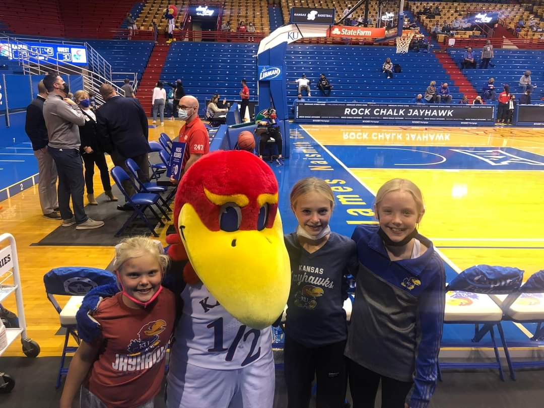 Team bonding nights with our 27s at UMKC and our 28s/29s at KU. Thank you @KCRoos_WBB &amp; <a href="/KUWBball/">Kansas Women's Basketball</a> for having us out! <a href="/MissouriPhenom/">Phenom Basketball</a>