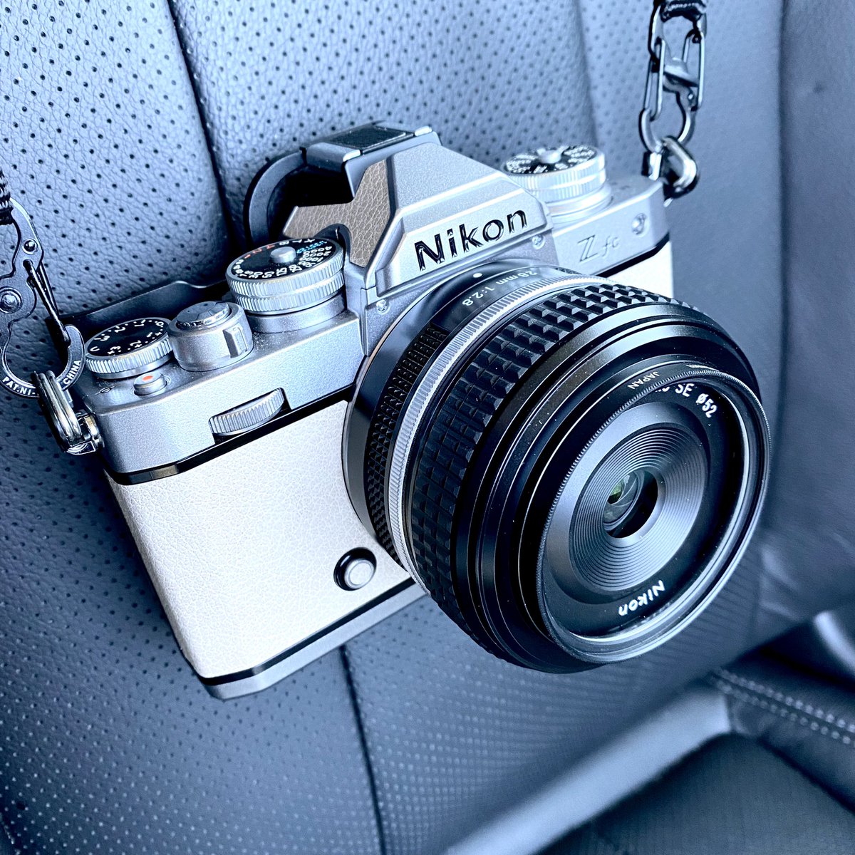 nisisige's tweet photo. z40mmf2、サンドベージュ化に続いて、単体のz 28mmf2.8が発売日に届く。これで、zfc祭りも一旦終了‼️

#nikon  #nikonzfc 
#zfc #z40mmf2
#z28mmf28 https://t.co/0GzXnxzdec