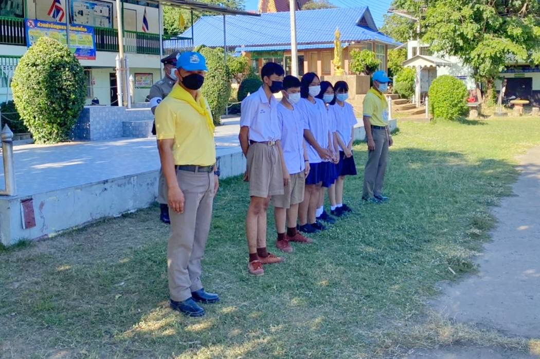 LueamnatPolice's tweet photo. 19 พ.ย. 64 พ.ต.ท.พิทักษ์ ชมพูพื้น รอง ผกก. (สอบสวน)ฯ รรท.ผกก. สภ.ลืออำนาจ มอบหมายให้ พ.ต.ต. ประทีป ออสูงเนิน สวป.ฯ นำ ขรก.ตำรวจจิตอาสา 6 นาย ออก #โครงการครูจราจรจิตอาสา5นาที ให้ความรู้เกี่ยวกับกฎหมายจราจร การใช้รถใช้ถนนให้ปลอดภัย ณ รร.บ้านไร่ขี ต.ไร่ขี มีผู้ร่วมกิจกรรม 233 คน https://t.co/92uxiQuSne