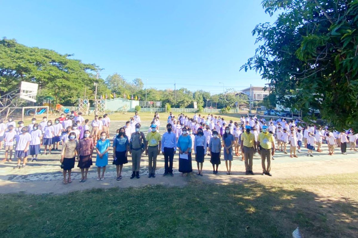 LueamnatPolice's tweet photo. 19 พ.ย. 64 พ.ต.ท.พิทักษ์ ชมพูพื้น รอง ผกก. (สอบสวน)ฯ รรท.ผกก. สภ.ลืออำนาจ มอบหมายให้ พ.ต.ต. ประทีป ออสูงเนิน สวป.ฯ นำ ขรก.ตำรวจจิตอาสา 6 นาย ออก #โครงการครูจราจรจิตอาสา5นาที ให้ความรู้เกี่ยวกับกฎหมายจราจร การใช้รถใช้ถนนให้ปลอดภัย ณ รร.บ้านไร่ขี ต.ไร่ขี มีผู้ร่วมกิจกรรม 233 คน https://t.co/92uxiQuSne