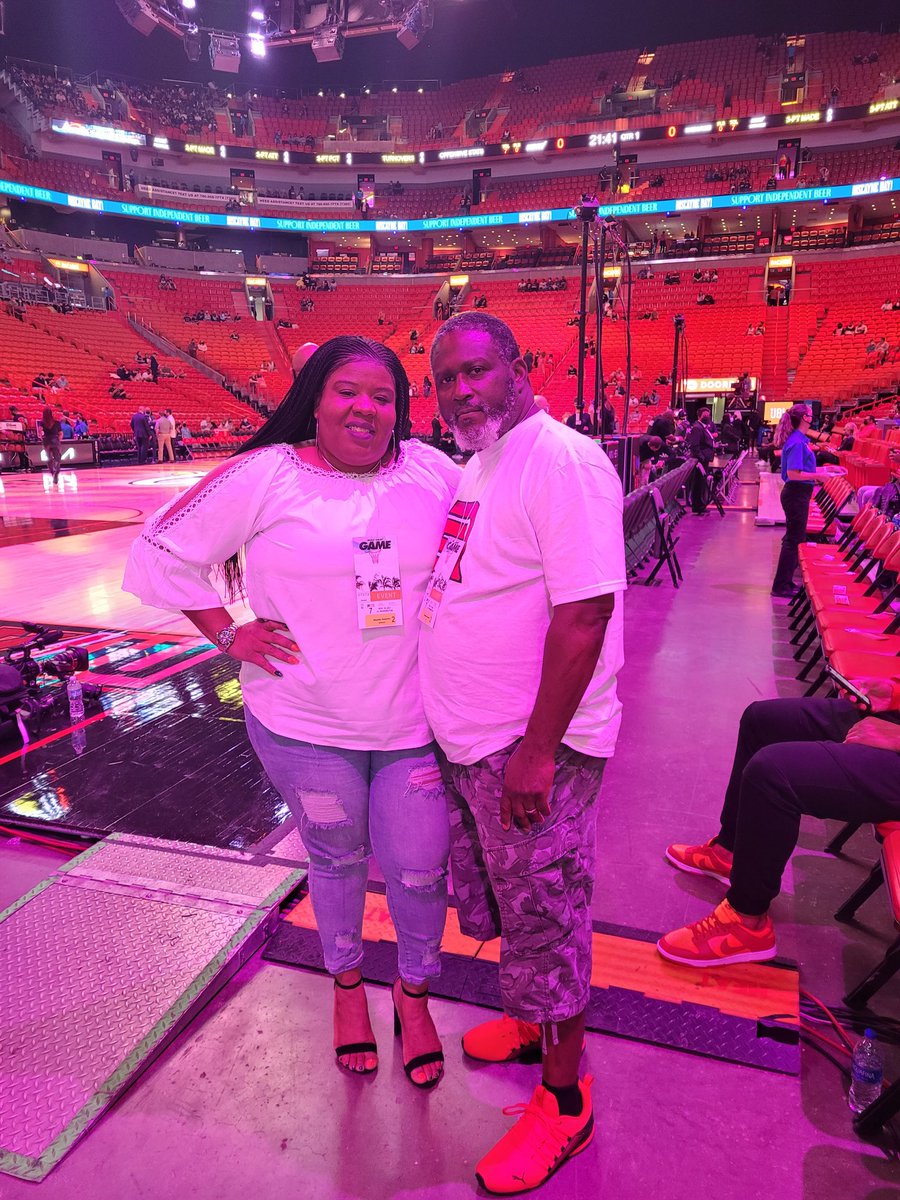 ShandaRoberts76's tweet photo. Got my hittas with me! #supportsystemstrong https://t.co/VqLCvLQXsg