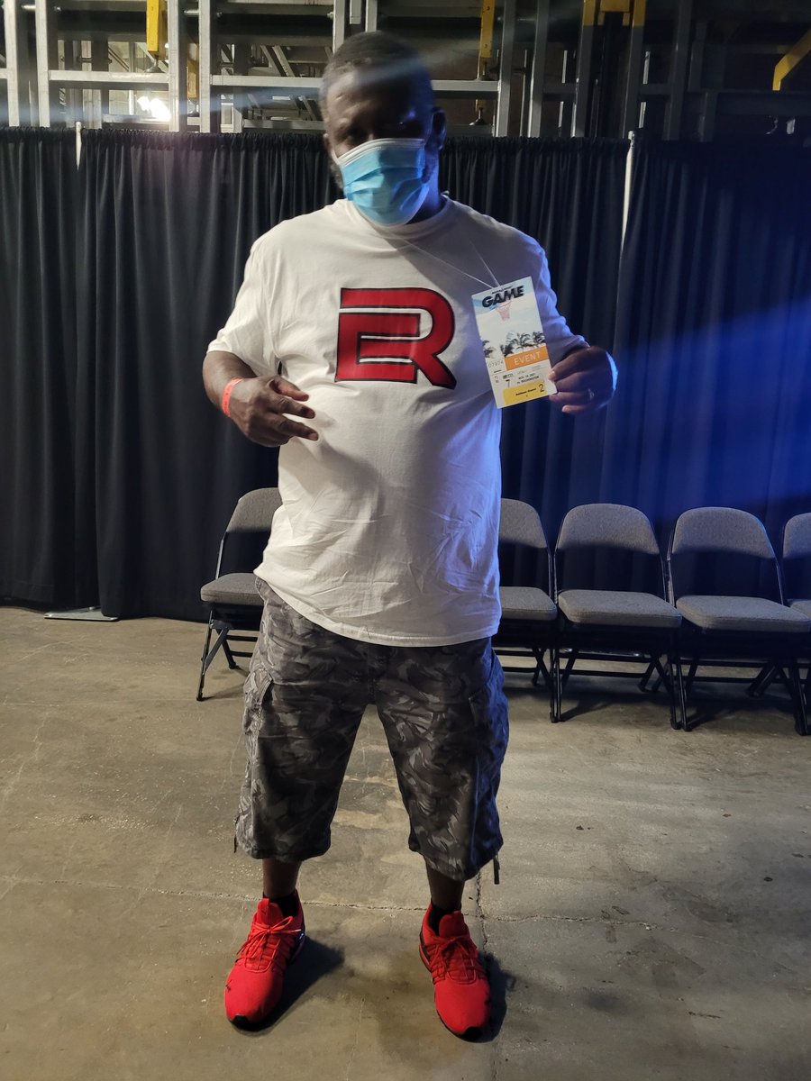 ShandaRoberts76's tweet photo. Got my hittas with me! #supportsystemstrong https://t.co/VqLCvLQXsg