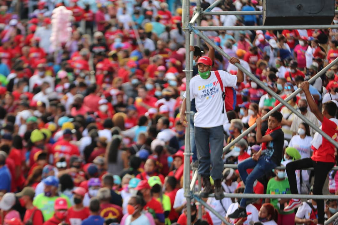 Gracias amado pueblo de Aragua hoy sellamos el compromiso más grande, hoy juramos que trabajaremos en conjunto como un solo equipo por el bienestar de nuestro Estado.

<a href="/NicolasMaduro/">Nicolás Maduro</a>
<a href="/dcabellor/">Diosdado Cabello R</a>
<a href="/PartidoPSUV/">PSUV</a> 
#VenezuelaTieneConQué 
#AraguaTieneConQué