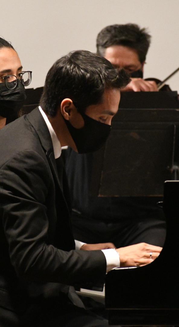 En el marco del 75 aniversario del INBAL, esta noche en la Sala Manuel M. Ponce del <a href="/PalacioOficial/">PalaciodeBellasArtes</a>, la <a href="/OCBA_MX/">Orquesta de Cámara de Bellas Artes</a>, bajo la batuta del director huésped Luis Manuel Sánchez y el pianista invitado <a href="/rachidbernal/">rachid bernal</a>, presenta el noveno programa de su segunda temporada 2021. #VolverAVerte