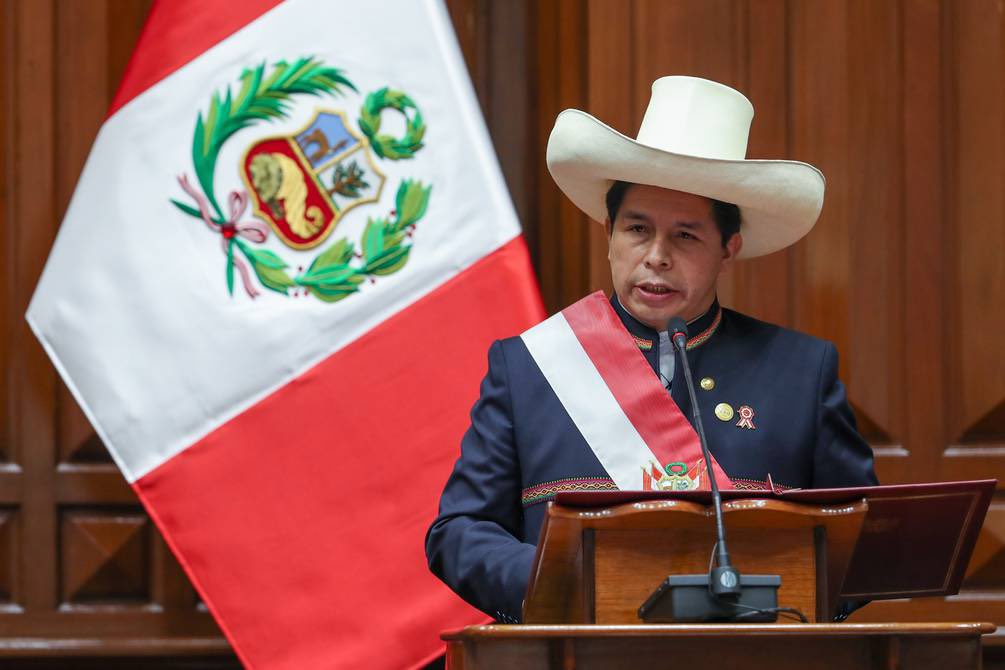 polit_faggioni's tweet photo. Representantes de la derecha peruana plantearon en las últimas horas abiertamente la #destitución del #presidente de #Perú, el izquierdista Pedro Castillo, tras asegurar que está #incapacitado para #gobernar y genera inestabilidad en su país. https://t.co/CjsQMi2KoD