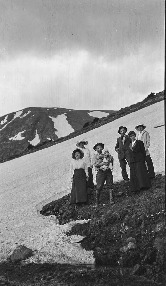 becpentland's tweet photo. A man named Paul Conaway found a box of #glassnegatives #georgetowncolorado from the late 1800’s or early 1900’s. Not sure how he is developing them but the images are crystal clear #vintage #colorado #vintagephotos #oldphotos https://t.co/ZfvArERTg9
