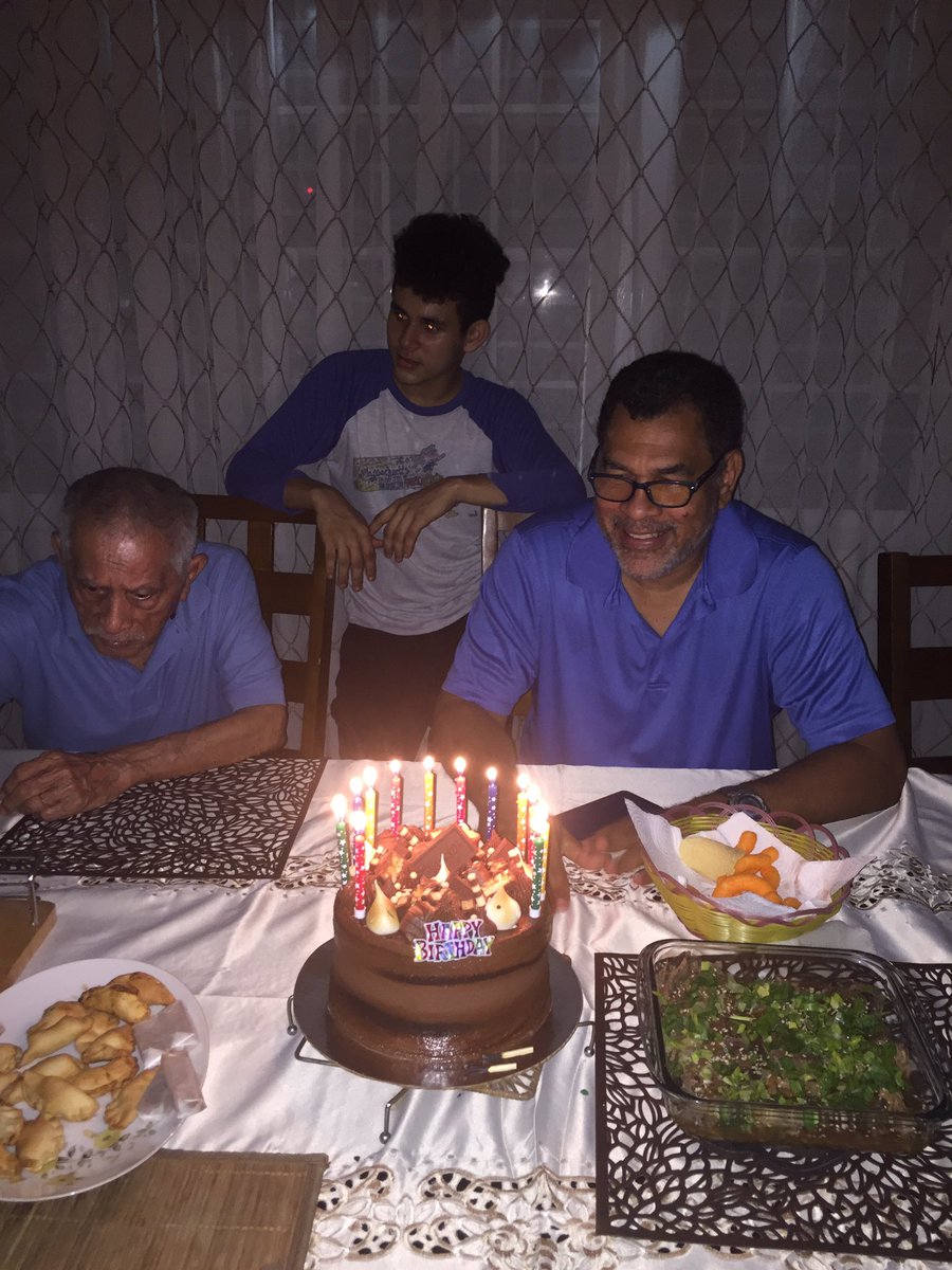bcsarmiento's tweet photo. Y pa finalizar las celebraciones de #elesposito cantamos el cumple con el #chocokei de @Casa_Chen2020  y entre globos, empanaditas, burundangas, pato y más comida, #lospelaosoctagenarios #elguapo #laprincess #lasista #lacuz dimos gracias a Dios por la vida de #mipapi 😍🥰 #Amén🙏 https://t.co/xYAAR3j6Th