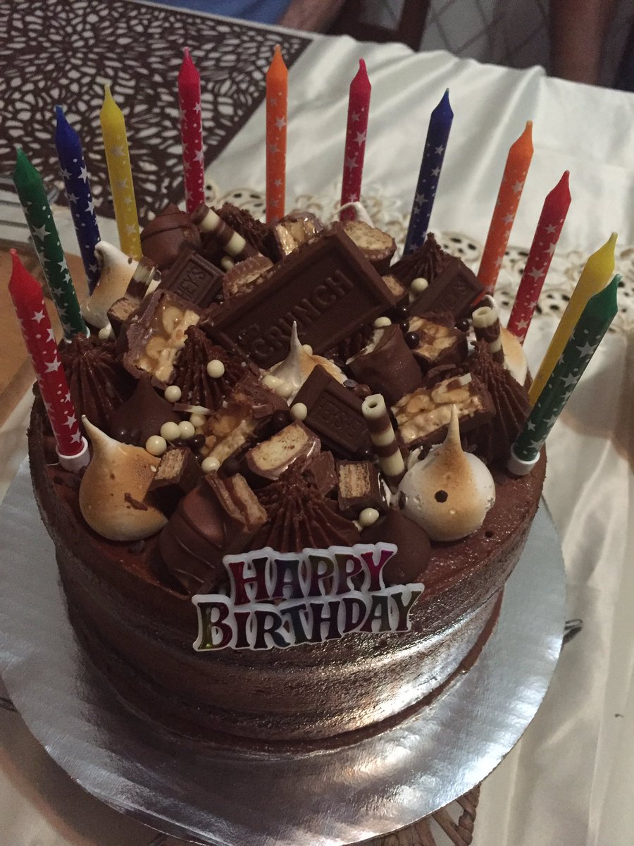 bcsarmiento's tweet photo. Y pa finalizar las celebraciones de #elesposito cantamos el cumple con el #chocokei de @Casa_Chen2020  y entre globos, empanaditas, burundangas, pato y más comida, #lospelaosoctagenarios #elguapo #laprincess #lasista #lacuz dimos gracias a Dios por la vida de #mipapi 😍🥰 #Amén🙏 https://t.co/xYAAR3j6Th