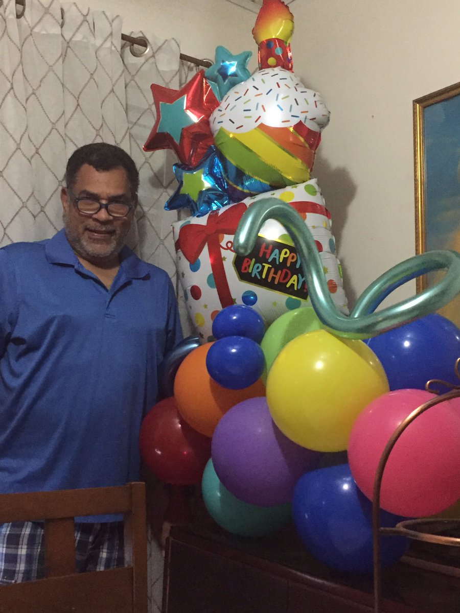 bcsarmiento's tweet photo. Y pa finalizar las celebraciones de #elesposito cantamos el cumple con el #chocokei de @Casa_Chen2020  y entre globos, empanaditas, burundangas, pato y más comida, #lospelaosoctagenarios #elguapo #laprincess #lasista #lacuz dimos gracias a Dios por la vida de #mipapi 😍🥰 #Amén🙏 https://t.co/xYAAR3j6Th