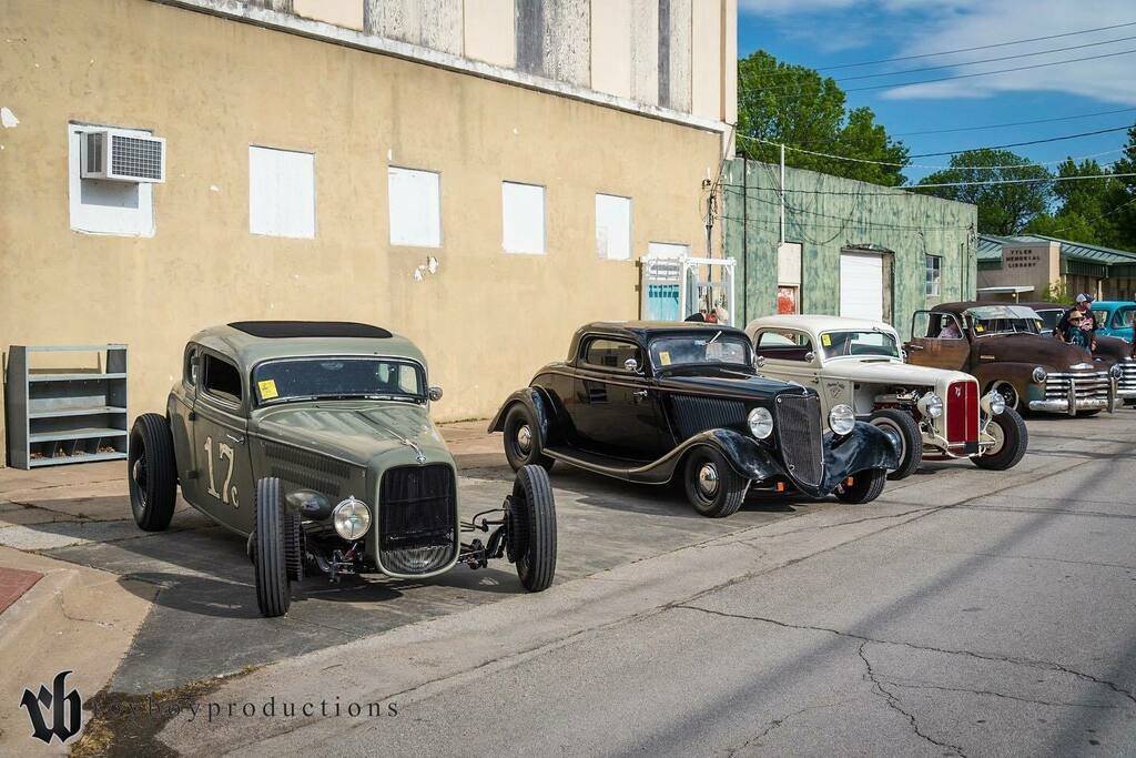royboyprods's tweet photo. The newest issue of OSR @carkulturedeluxe.olskoolrodz has my coverage of the 2021 #straykat500 get yourself a copy and make sure you attend the show next year! #hamb #hotrod #traditionalhotrod #deweyOK #hotrodsrule #buildcoolcars #driven https://t.co/yFTOuNSn11 https://t.co/r7WXRPt228