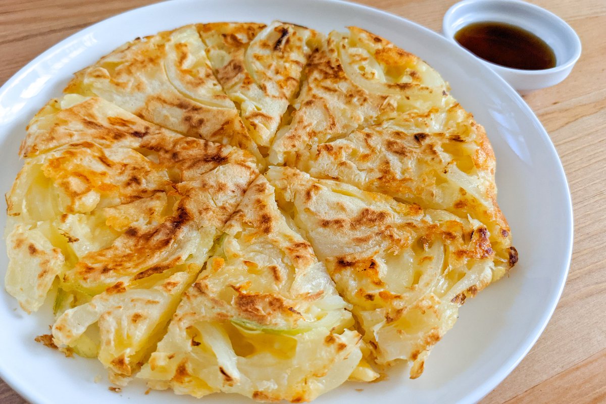 ハマごはん お手軽レシピ チーズ玉ねぎチヂミ 玉ねぎをスライスする 玉ねぎ チーズ 片栗粉 薄力粉 たまご 鶏ガラスープ 水を混ぜる フライパンにごま油を入れて中火で を焼き 両面 焼色がついたら完成 めんつゆやポン酢につけて