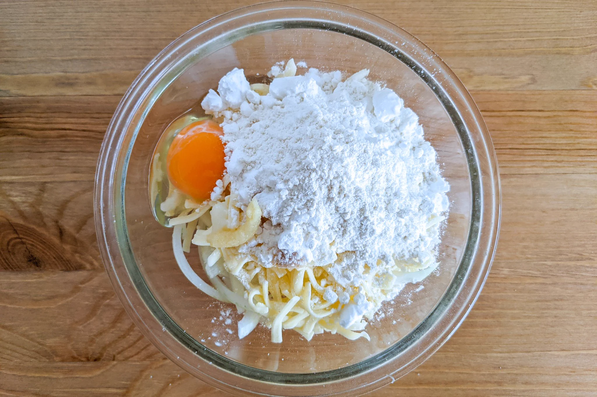 玉ねぎの甘さとチーズの塩気がたまらない。ふくっらもちもち「チーズ玉ねぎチヂミ」