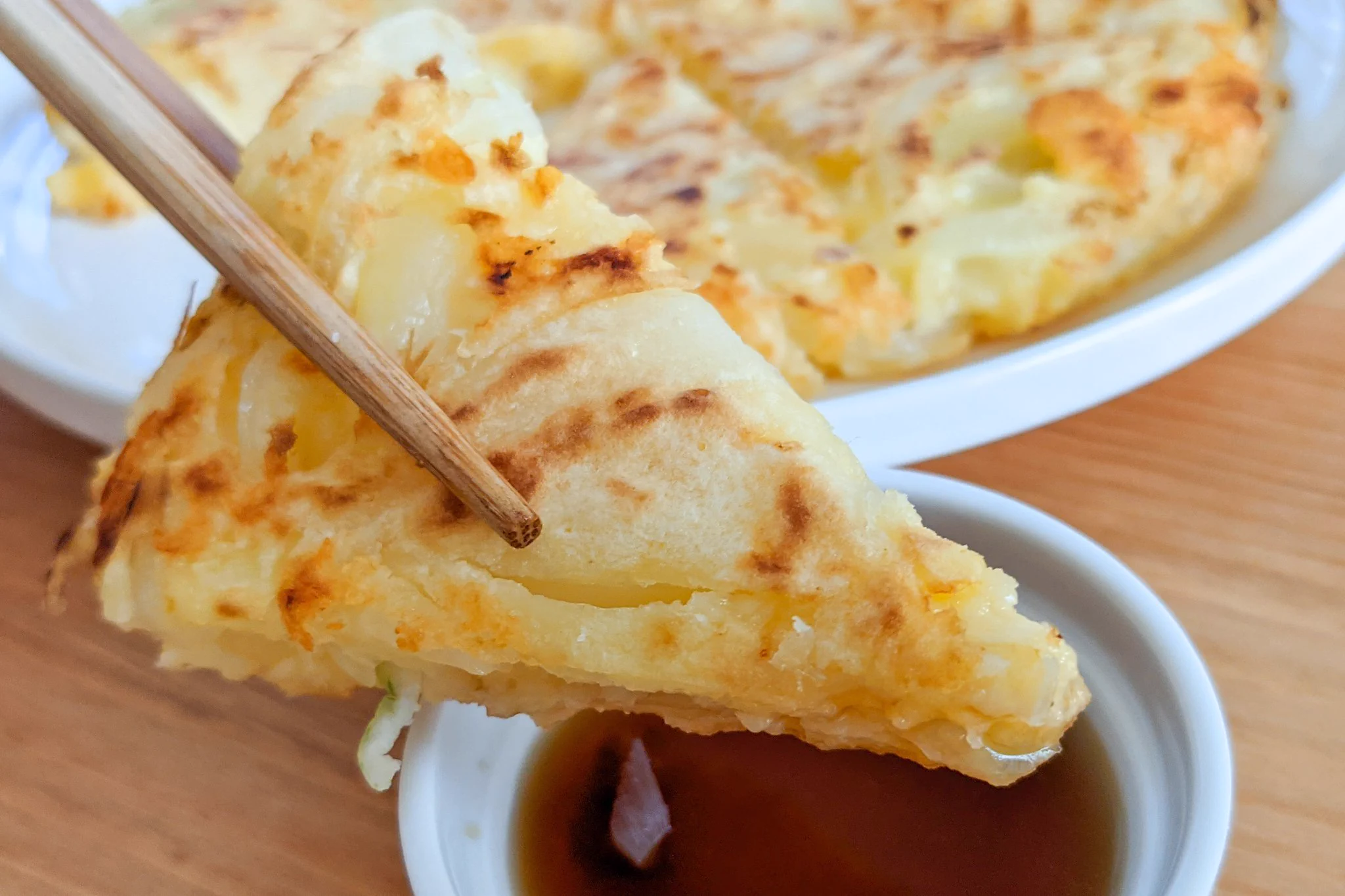 玉ねぎの甘さとチーズの塩気がたまらない。ふくっらもちもち「チーズ玉ねぎチヂミ」