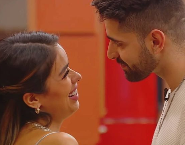 Maya_2146's tweet photo. Espero que lleguen a tener una casa grande con piscina como dijo Sebas en el anterior capítulo.❤️😭  #SebasTieneQueVolverPDA #ElPoderDelAmor https://t.co/2YzfcRTlP9