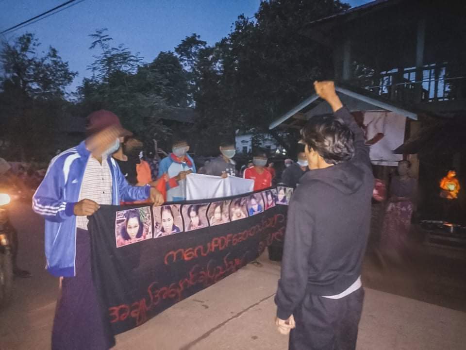 လောင်းလုံးမြို့နယ်အတွင်းရှိ ကျောင်းသားလူငယ်များ ``ကလေးpdfဆေးတပ်သားများနှင့် အချုပ်အနှောင်ခံပြည်သူများ ချက်ချင်းလွှတ်ကြွေးကြော်သံများဖြင့် ဒီနေ့မနက် တောင်းဆိုဆန္ဒထုတ်ဖော်မြင်ကွင်း။

photos - လောင်းလုံး မြို့နယ်လုံးဆိုင်ရာ အကသ သပိတ်ကော်မတီ
#SpringRevolution #WhatsHappeningInMyanmar