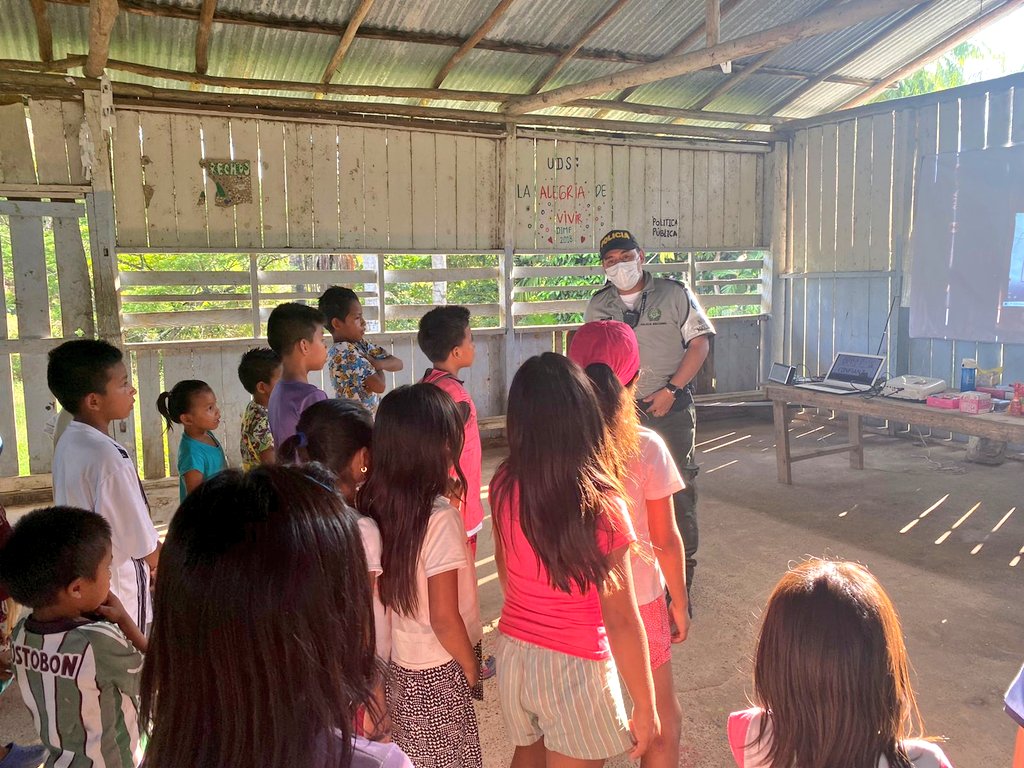 PoliciaVaupes's tweet photo. 👮🏻‍♂️🚨 En el municipio de #Mitú @PoliciaVaupes realizó comando situacional en la comunidad indígena del #13DeJunio en compañía de  @ICBFColombia @ALCALDIADEMITU @gobernavaupes y @FiscaliaCol con el propósito de mitigar los diferentes delitos y  riesgos sociales. https://t.co/Buw0YaxDpW