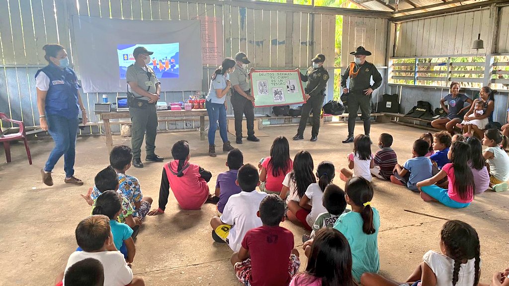 PoliciaVaupes's tweet photo. 👮🏻‍♂️🚨 En el municipio de #Mitú @PoliciaVaupes realizó comando situacional en la comunidad indígena del #13DeJunio en compañía de  @ICBFColombia @ALCALDIADEMITU @gobernavaupes y @FiscaliaCol con el propósito de mitigar los diferentes delitos y  riesgos sociales. https://t.co/Buw0YaxDpW