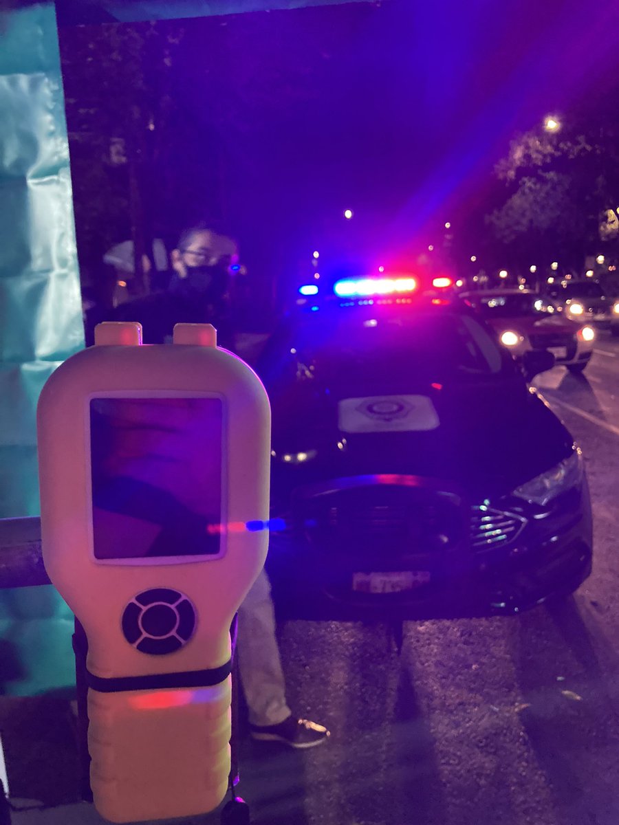 El Alcoholimetro salva vidas!! Si vas a tomar no manejes y cuídate, cuida a los tuyos y a todos los que transitamos de noche en la #cdmx Siempre alguien te espera. Los estrictos protocolos sanitarios prevalecen en cada uno de los puntos de revisión.