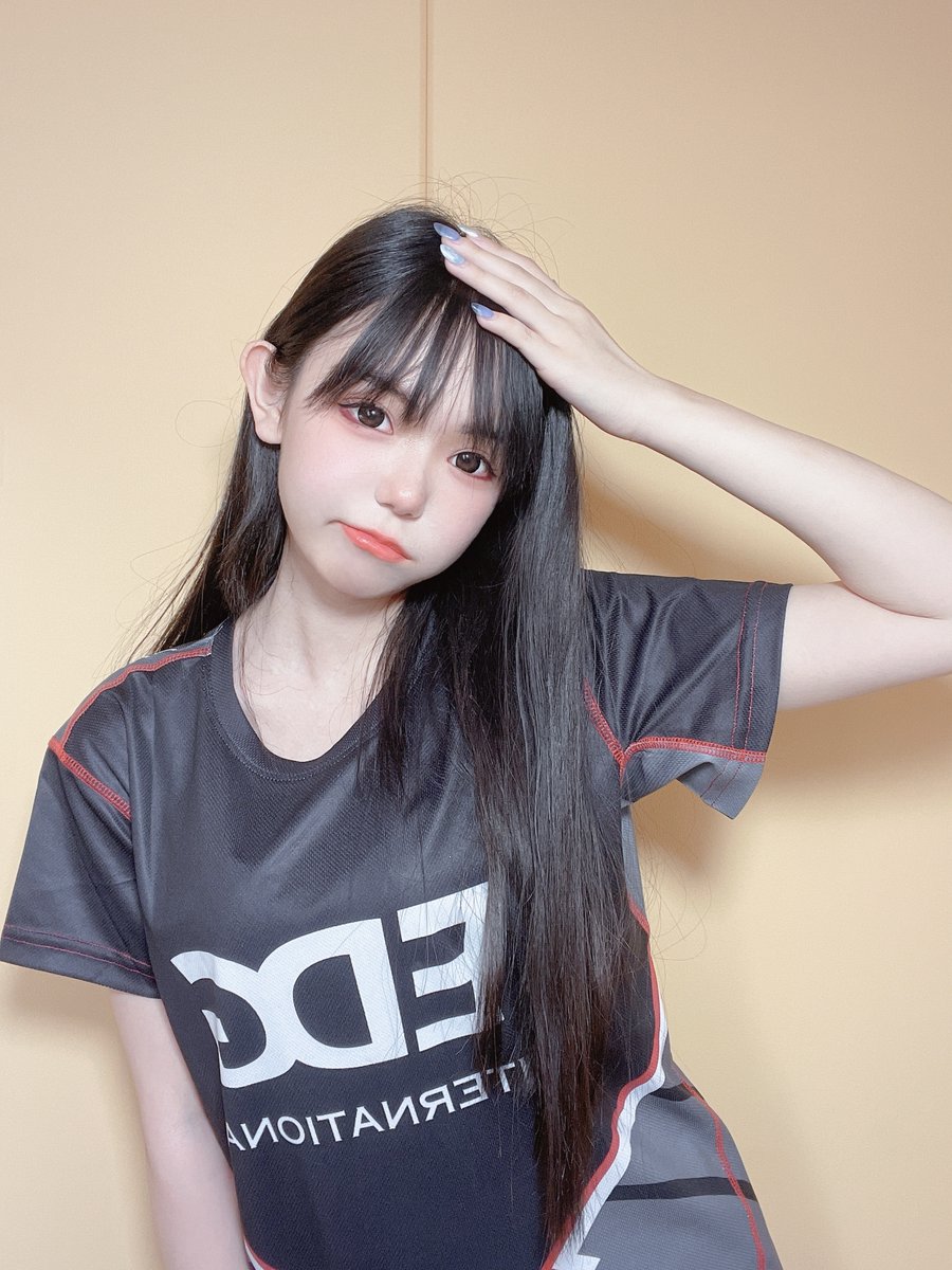 fmjj1998's tweet photo. 10月22日在微博上发布的给edg战队打call的照片 https://t.co/yYZZkpmsOu