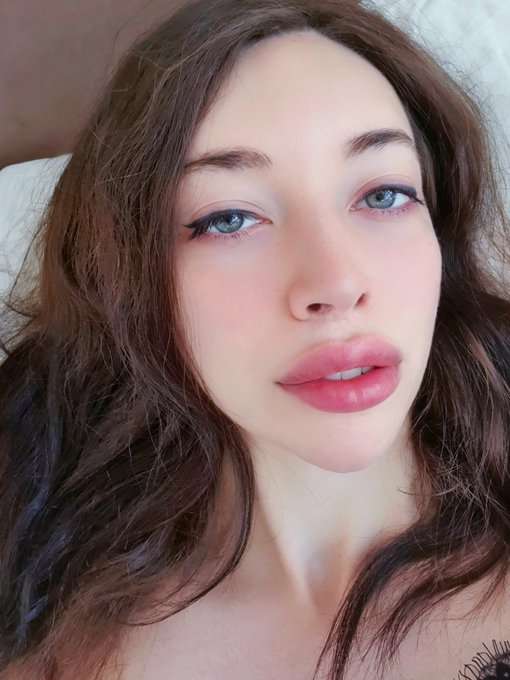 Goodnight Twitter 💋 https://t.co/ycRr90y3hI
