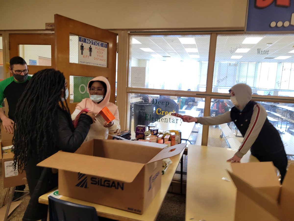 DCESBCPS's tweet photo. So grateful to our students and staff who helped make our first food bank a success! 4,000 lbs of food distributed to families and community members! #DCESFAMILY #DCESCOMMUNITYSCHOOL https://t.co/gLt0DbmaYo