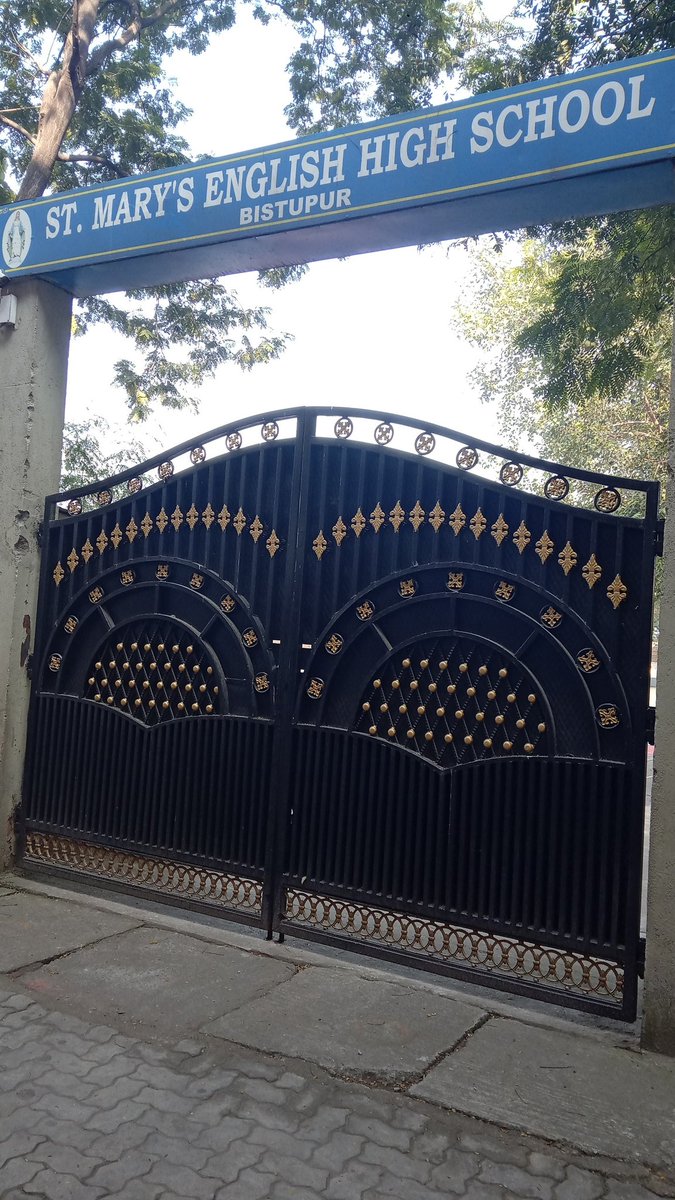 RAMRAIMURMU's tweet photo. @DCEastSinghbhum @HemantSorenJMM @JharkhandCMO @PRDJSR Sir with this information had online booked slots for vaccination from 9 a.m to 11 a.m but the vaccinating staffs are missing at St. Mary's English High School,
Bistupur and even the gates are closed.Please check for compliance. https://t.co/hnqrbtKudM