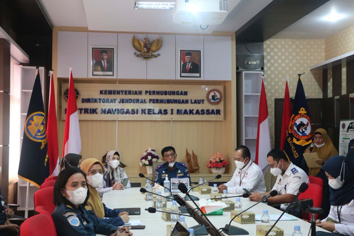 DisnavMakassar's tweet photo. #KawanLaut, Tim MENPAN RB dan Itjen Investigasi melaksanakan desk evaluasi pembangunan ZI wilayah WBK menuju WBBM di Kantor Disnav Kelas I Makassar. Adapun TIM Menpan RB diwakili Ibu Astrid dan Ibu Novita serta Pendamping dari Itjen Investigasi Bpk. Wahju Adji. https://t.co/MkOOMqXCUJ