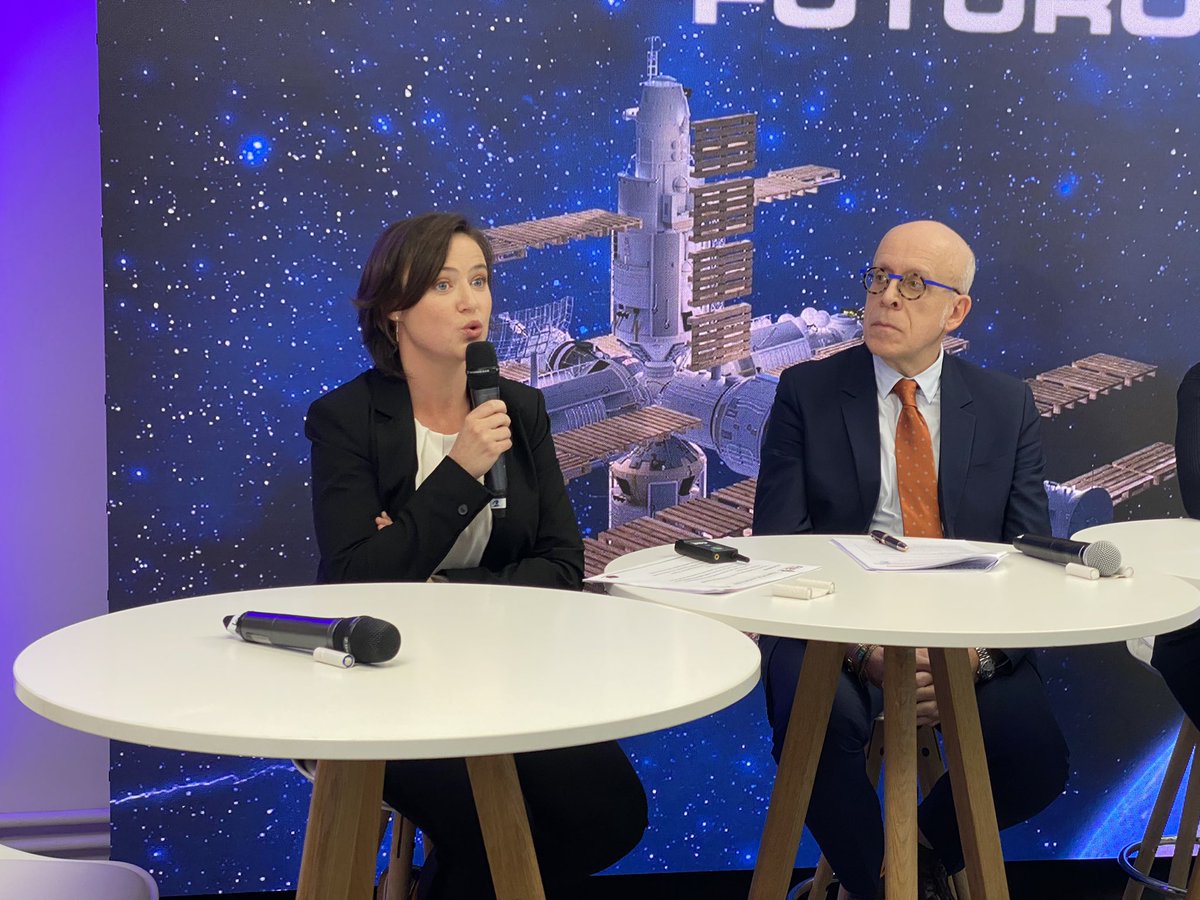 FNBois's tweet photo. #Futuropalettes2021 Et maintenant penchons nous sur le marché de la palette bois et les projets R&amp;D de la commission palette @LeSYPAL avec @Lea_peridogne Responsable du Pôle palettes FNB Sypal. https://t.co/Ohv4y4lTiD
